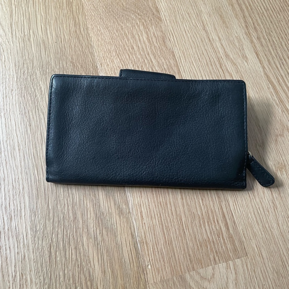 Black leather Osgoode Marley RFID wallet with gold snap closure - Picture 2 of 8